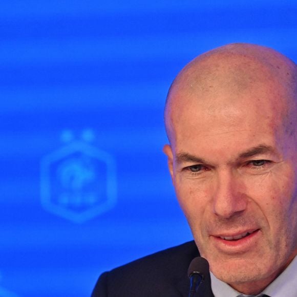 L'ancien international français de football Zinédine Zidane s'exprime lors d'une conférence de presse visant à le présenter comme le nouveau sélectionneur de l'équipe de France, au siège de la Fédération française de football (FFF) à Paris, le 28 juillet 2026. © Christian Liewig/Bestimage
