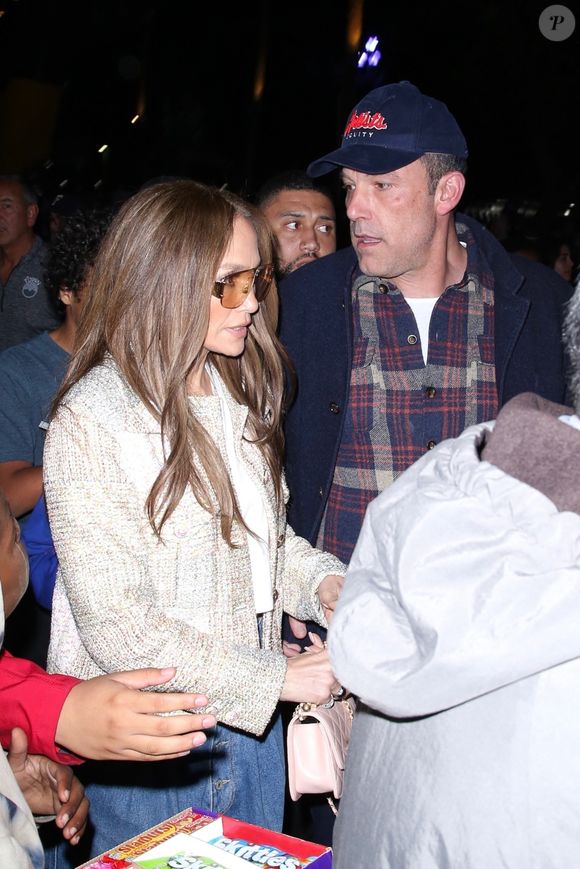 Los Angeles  - Ben Affleck etJennifer Lopez assaillis par les fans en sortant d'un match de basket à Los Angeles le 16/03/2024
Photo : Backgrid USA / Bestimage