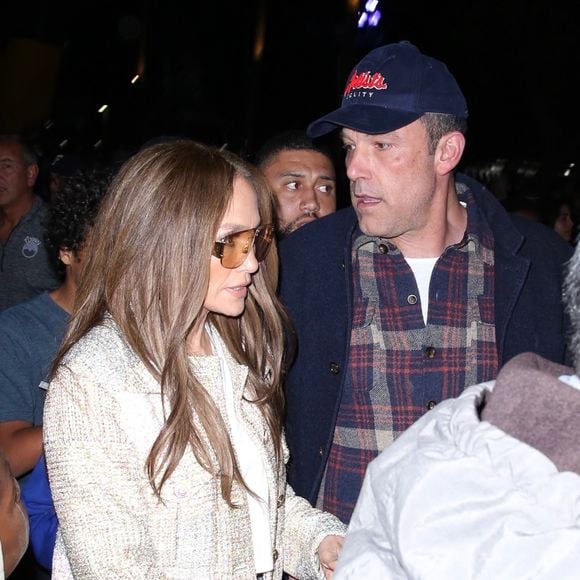 Los Angeles  - Ben Affleck etJennifer Lopez assaillis par les fans en sortant d'un match de basket à Los Angeles le 16/03/2024
Photo : Backgrid USA / Bestimage