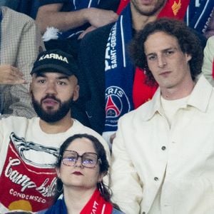 Caroline de Maigret, Oli et Paul de Saint Sernin, Grand Corps Malade avec son fils dans les tribunes du match de quart de finale aller de Ligue Des Champion au Parc des Princes à Paris, le 8 avril 2026. 

Photo : Cyril Moreau / Bestimage