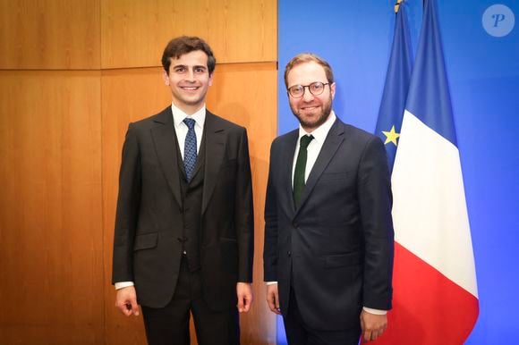 Organisée tous les ans depuis 1999, cette journée permet aux experts et au grand public, en particulier les jeunes, de s'engager sur les grandes questions économiques françaises et internationales. 

Exclusif - Charles Serfaty (Lauréat), Antoine Armand - Remise du Prix du Livre d'Economie à l'occasion de la 26ème Journée du Livre d'Economie au Ministère de l'Économie et des Finances à Paris le 18 décembre 2024.  © Jack Tribeca / Bestimage