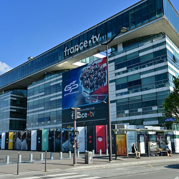 Interviewé par Jordan De Luxe, Philippe Candeloro est revenu sur son éviction de France Télévisions en 2024, qui a mis fin à près de vingt années de collaboration. 

Illustration du siège de France Télévisions à Paris, France. France Télévisions aborde une rentrée particulièrement houleuse, sur fond d'attaques frontales visant l'audiovisuel public.
© Christian Liewig/Bestimage