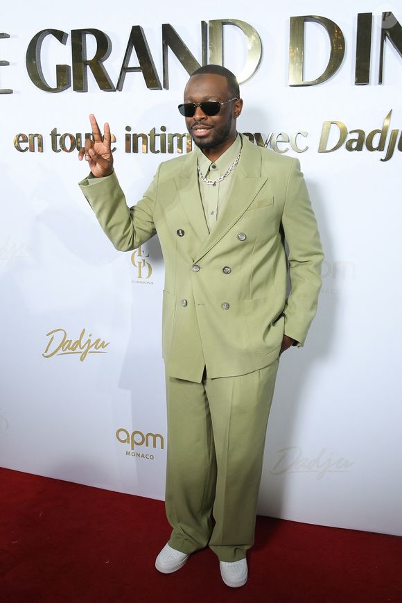 Dadju Djuna au photocall de son Grand Dîner en toute intimité avec Dadju sur la plage de l'hôtel Carlton en marge du 78ème Festival International du Film de Cannes, France, le 17 mai 2025. © Lionel Urman/Bestimage