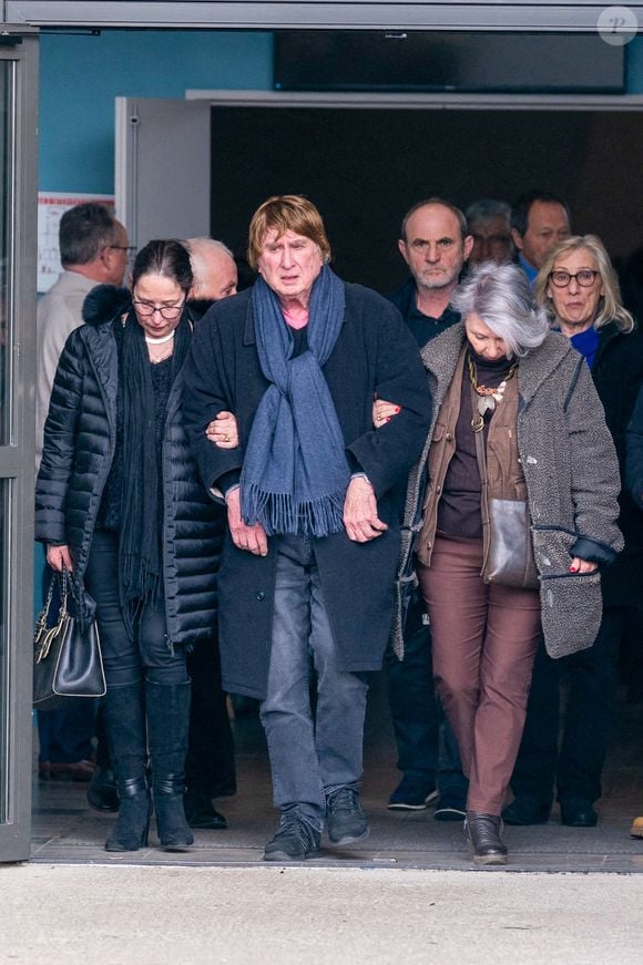 Et de nombreux amis

Bernard Sauvat aux obsèques du chanteur Herbert Léonard au crématorium de Saint-Fargeau-Ponthierry, France, le 12 mars 2025. © Bestimage