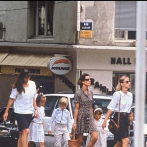 Caroline de Monaco et ses trois enfants à Saint-Rémy-de-Provence. AGENCE / BESTIMAGE
