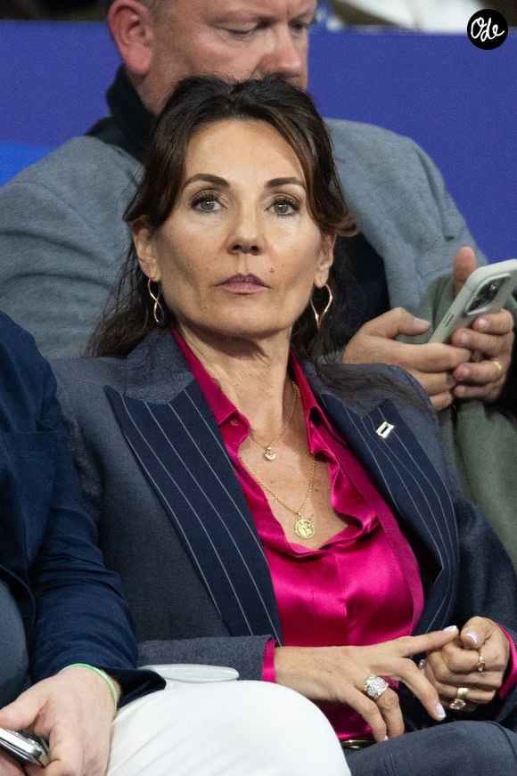 Véritable pilier incontesté du clan, c'est  Véronique qui tire secrètement les ficelles des plus grands tournants de la carrière du joueur et de sa vie de famille. 

Véronique Zidane en tribunes lors du match de football de la Ligue des nations de l'UEFA opposant la France à l'Italie (1-1) au Stade de France à Saint-Denis, France, le 2 octobre 2026. © Christian Liewig/Bestimage