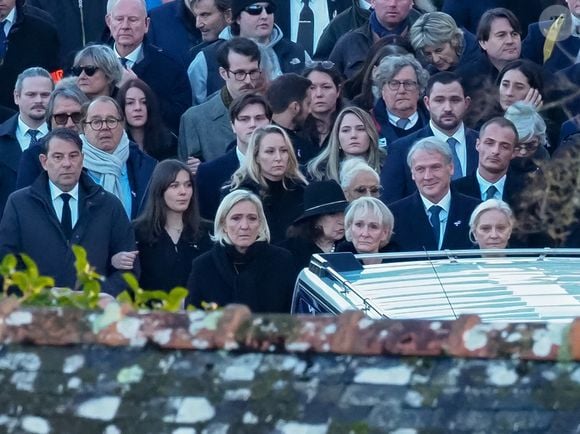 Marine Le Pen, ses soeurs Marie Caroline et Yann, Mathilde Chauffroy et son mari Matthieu Parent, Nolwenn Olivier, Jany Le Pen, Pierriette Le Pen et son petit fils et les autres membre du clan Le Pen - Le clan Le Pen se rend au cimetière de la Trinité-sur-Mer après les obsèques de Jean-Marie Le Pen en l'église Saint-Joseph le 11 janvier 2025.