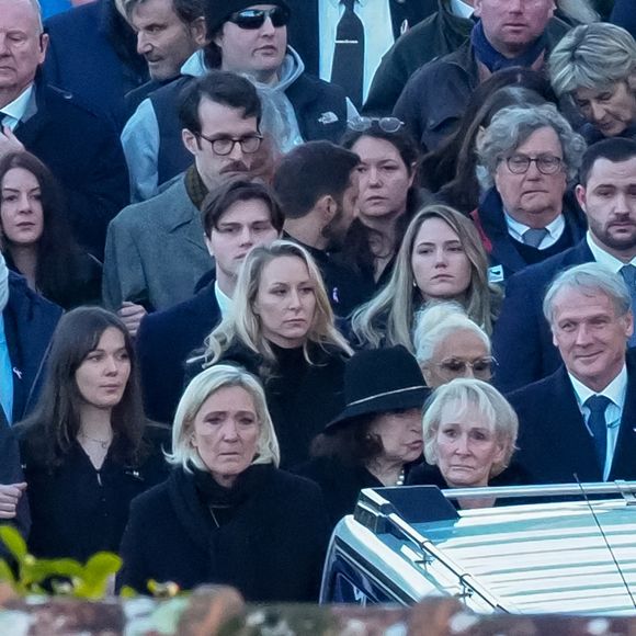 Marine Le Pen, ses soeurs Marie Caroline et Yann, Mathilde Chauffroy et son mari Matthieu Parent, Nolwenn Olivier, Jany Le Pen, Pierriette Le Pen et son petit fils et les autres membre du clan Le Pen - Le clan Le Pen se rend au cimetière de la Trinité-sur-Mer après les obsèques de Jean-Marie Le Pen en l'église Saint-Joseph le 11 janvier 2025.