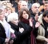 Malgré les moments douloureux, elle a cherché à préserver la dignité de sa mère et à communiquer avec elle dans son monde à elle.
Giulia Salvatori (fille d'Annie Girardot) et ses enfants Lola Vogel et Renato Salvatori et Line Renaud - Obsèques de Annie Girardot en l'église Saint Roch à Paris le 4 mars 2011. DOMINIQUE JACOVIDES / BESTIMAGE