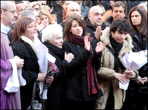 Malgré les moments douloureux, elle a cherché à préserver la dignité de sa mère et à communiquer avec elle dans son monde à elle. 

Giulia Salvatori (fille d'Annie Girardot) et ses enfants Lola Vogel et Renato Salvatori et Line Renaud - Obsèques de Annie Girardot en l'église Saint Roch à Paris le 4 mars 2011. DOMINIQUE JACOVIDES / BESTIMAGE