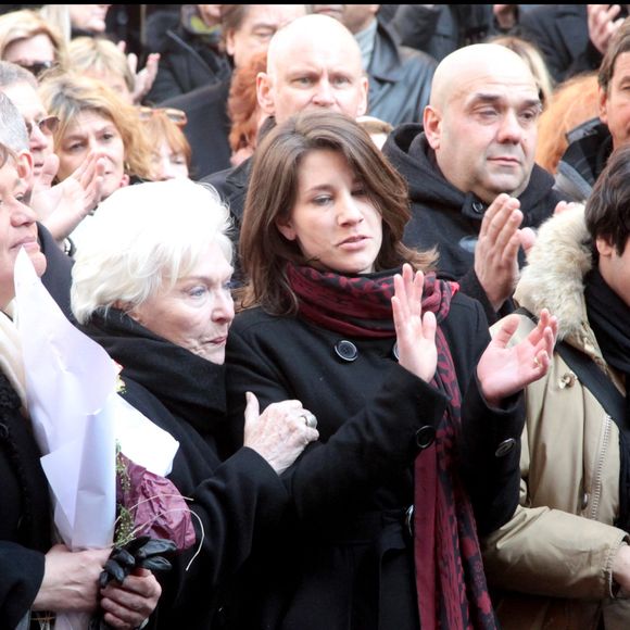 Malgré les moments douloureux, elle a cherché à préserver la dignité de sa mère et à communiquer avec elle dans son monde à elle. 

Giulia Salvatori (fille d'Annie Girardot) et ses enfants Lola Vogel et Renato Salvatori et Line Renaud - Obsèques de Annie Girardot en l'église Saint Roch à Paris le 4 mars 2011. DOMINIQUE JACOVIDES / BESTIMAGE