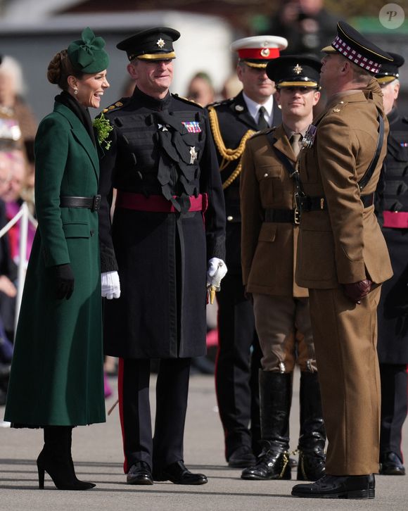 La princesse de Galles a également arboré une broche en or en forme de trèfle, héritage familial des Irish Guards.

Kate Middleton assiste au défilé de la Saint-Patrick des Irish Guards à la caserne de Mons, Aldershot.
Julien Burton / Bestimage