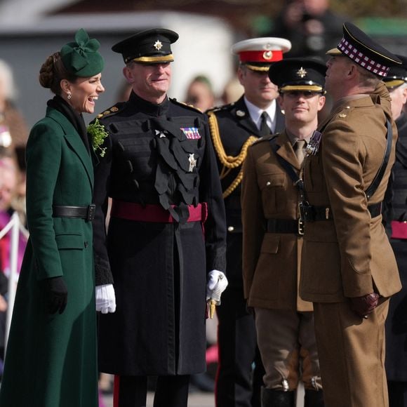 La princesse de Galles a également arboré une broche en or en forme de trèfle, héritage familial des Irish Guards.

Kate Middleton assiste au défilé de la Saint-Patrick des Irish Guards à la caserne de Mons, Aldershot.
Julien Burton / Bestimage