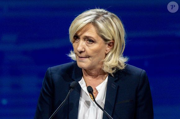 Marine Le Pen, leader du Rassemblement National, prend la parole lors du sommet des Patriotes à l'hôtel Marriott Auditorium, le 8 février 2025, à Madrid (Espagne). Vox a organisé à Madrid un sommet des "Patriotes", une formation qui regroupe les partis politiques du groupe homonyme au Parlement européen. La réunion se tiendra les 7 et 8 février et rassemblera certains des dirigeants de l'extrême droite européenne. ©Ricardo Rubio / Europa Press