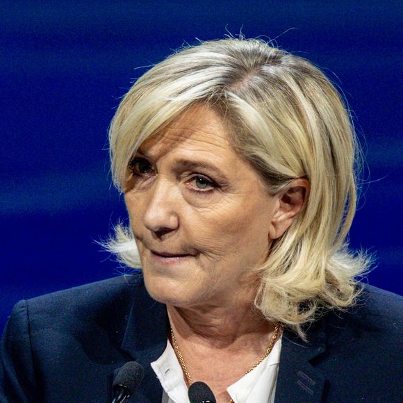 Marine Le Pen, leader du Rassemblement National, prend la parole lors du sommet des Patriotes à l'hôtel Marriott Auditorium, le 8 février 2025, à Madrid (Espagne). Vox a organisé à Madrid un sommet des "Patriotes", une formation qui regroupe les partis politiques du groupe homonyme au Parlement européen. La réunion se tiendra les 7 et 8 février et rassemblera certains des dirigeants de l'extrême droite européenne. ©Ricardo Rubio / Europa Press