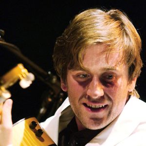 Le chanteur français Thomas Dutronc (fils des chanteurs français Jacques Dutronc et Françoise Hardy) se produit avec son groupe 'Thomas Dutronc et les Esprits Manouches' au 'Café de la Danse' à Paris, France, le 14 octobre 2006. Photo by Nicolas Khayat/ABACAPRESS.COM