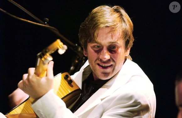 Le chanteur français Thomas Dutronc (fils des chanteurs français Jacques Dutronc et Françoise Hardy) se produit avec son groupe 'Thomas Dutronc et les Esprits Manouches' au 'Café de la Danse' à Paris, France, le 14 octobre 2006. Photo by Nicolas Khayat/ABACAPRESS.COM