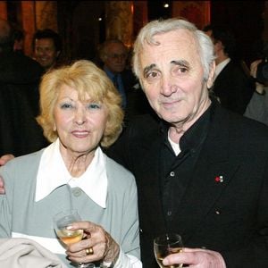 Charles Aznavour a toujours qualifié sa soeur Aïda de "repère constant". 

Charles Aznavour et sa sœur Aïda inaugurent son double au Musée Grévin à Paris. © LUC CASTEL / BESTIMAGE