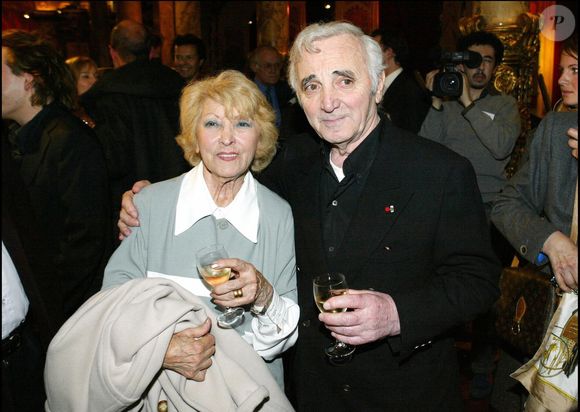 Charles Aznavour a toujours qualifié sa soeur Aïda de "repère constant". 

Charles Aznavour et sa sœur Aïda inaugurent son double au Musée Grévin à Paris. © LUC CASTEL / BESTIMAGE
