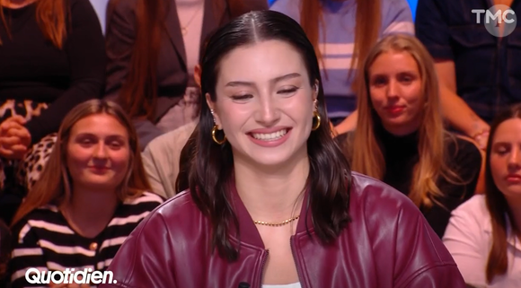 Pourtant, la jeune femme avait refusé de participer à l'émission au départ, avant de finalement se raviser

Lénie taclée par Yann Barthès dans "Quotidien", le 16 septembre 2024, sur TMC.
Crédit : Quotidien/TMC