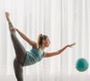 Huit mouvements précis avec ballon ciblent la sangle abdominale, le dos et la mobilité articulaire globale et sont à intégrer d'urgence dans votre routine sportive.