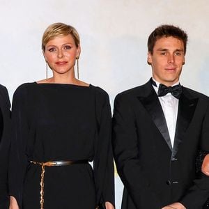 Après avoir assisté à la traditionnelle cérémonie du thé, la famille princière a pu voir le match de football "United Through Legends"

Le prince Albert II de Monaco, la princesse Charlène de Monaco, Louis Ducruet et sa femme Marie - 3ème édition du "Festival des Etoilés Monte-Carlo" face à 7 étoiles Michelin un spectacle culinaire 4 chefs étoilés à la Salle Empire de l'Hôtel de Paris Monte-Carlo à Monaco, le 11 novembre 2023. © Claudia Albuquerque/Bestimage