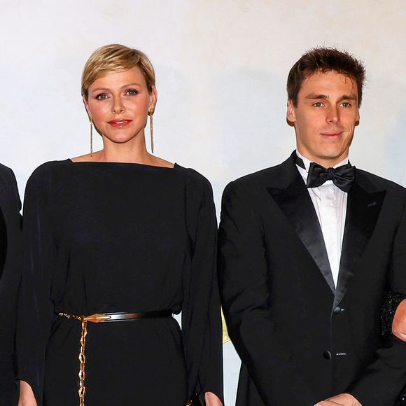 Après avoir assisté à la traditionnelle cérémonie du thé, la famille princière a pu voir le match de football "United Through Legends"

Le prince Albert II de Monaco, la princesse Charlène de Monaco, Louis Ducruet et sa femme Marie - 3ème édition du "Festival des Etoilés Monte-Carlo" face à 7 étoiles Michelin un spectacle culinaire 4 chefs étoilés à la Salle Empire de l'Hôtel de Paris Monte-Carlo à Monaco, le 11 novembre 2023. © Claudia Albuquerque/Bestimage