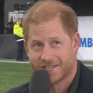 Le prince Harry sur la chaîne TSN avant la rencontre opposant les Toronto Argonauts et les Winnipeg Blue bombers au BC Place Stadium le 17 novembre 2024 © TSN via JLPPA/Bestimage
