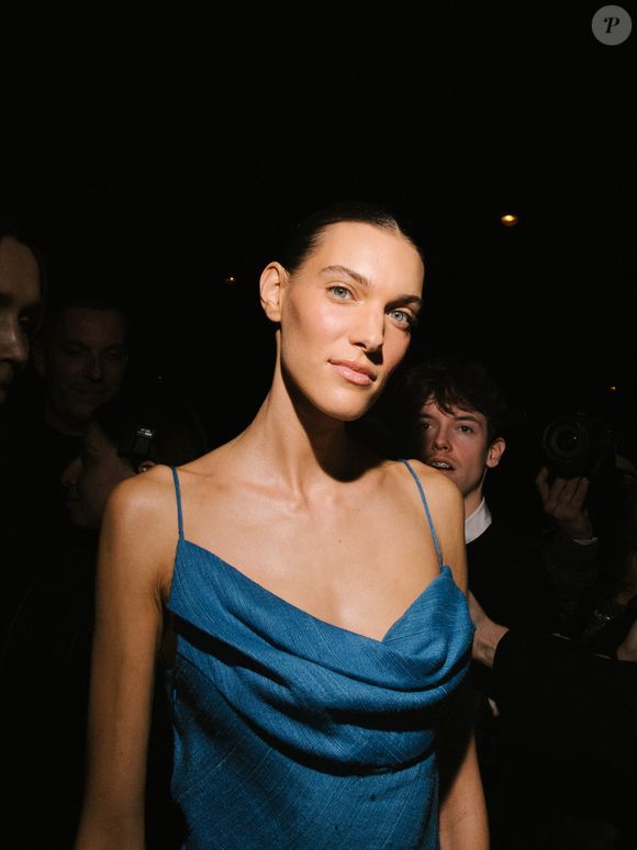 Charlotte Cardin au défilé Schiaparelli "Collection Prêt-à-Porter Automne/Hiver 2025-2026" lors de la Fashion Week de Paris (PFW), le 6 mars 2025 © Sam Delpech / Bestimage