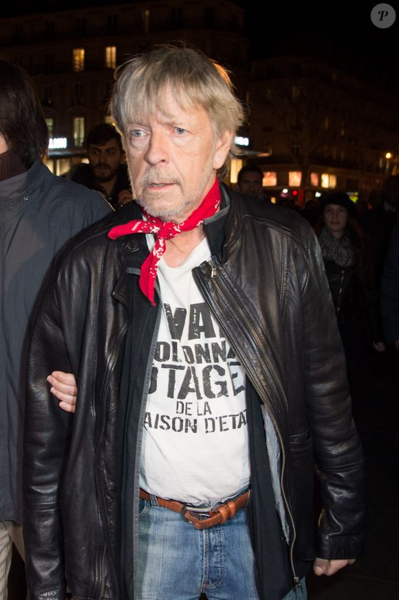 Le chanteur Renaud (Renaud Séchan) participe à un rassemblement spontané en hommage aux victimes des attentats de Charlie Hebdo Place de la République, à Paris, le 7 janvier 2016, scandant le slogan "même pas peur" un an jour pour jour après l'attaque terroriste.