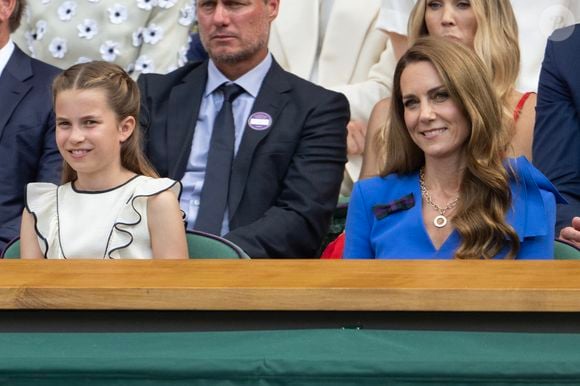 Le prince et la princesse de Galles, accompagnés du prince George et de la princesse Charlotte, assistent à la finale masculine de Wimbledon entre Jannik Sinner et Carlos Alcaraz, au All England Lawn Tennis and Croquet Club à Wimbledon, Londres, Royaume-Uni, le 13 juillet 2025.

Julien Burton / Bestimage