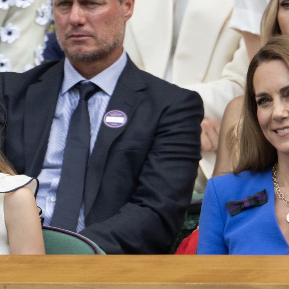 Le prince et la princesse de Galles, accompagnés du prince George et de la princesse Charlotte, assistent à la finale masculine de Wimbledon entre Jannik Sinner et Carlos Alcaraz, au All England Lawn Tennis and Croquet Club à Wimbledon, Londres, Royaume-Uni, le 13 juillet 2025.

Julien Burton / Bestimage