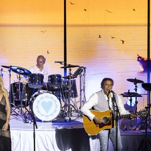 Exclusif - Laurent Voulzy et sa compagne Isaure Le Faou interprètent deux titres ensemble - Laurent Voulzy en concert sur la scène du théâtre de Verdure lors du 41ème Festival de Ramatuelle, le 9 août 2025.
© Cyril Bruneau / Bestimage