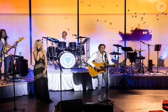 Exclusif - Laurent Voulzy et sa compagne Isaure Le Faou interprètent deux titres ensemble - Laurent Voulzy en concert sur la scène du théâtre de Verdure lors du 41ème Festival de Ramatuelle, le 9 août 2025.
© Cyril Bruneau / Bestimage
