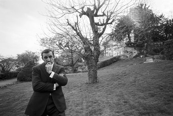 Archives - En France, Lino Ventura chez lui, dans sa maison de Saint-Cloud le 3 avril 1967. © Michel Ristroph via Bestimage