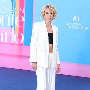 Habillée avec un costume blanc la journée, elle a enfilé une robe noire fendue le soir.

Sara Mortensen - Photocall de "Astrid & Raphaëlle" lors du 64ème Festival de Télévision de Monte Carlo au Grimaldi Forum de Monaco le 14 juin 2025.
© Denis Guignebourg / Bestimage