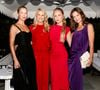 Mais le véritable coup de génie de ce look réside à ses pieds. Car Katie Holmes a misé sur des ballerines à talons et bouts carrés d'un rouge éclatant, issues de la collection automne-hiver 2026 du créateur new-yorkais.

 Carolyn Murphy, Christie Brinkley, Sailor Brinkley-Cook, Katie Holmes- Le créateur Michael Kors a célébré son 45e anniversaire lors d'un événement spécial organisé à The Hedges, à East Hampton. © Backgrid USA / Bestimage