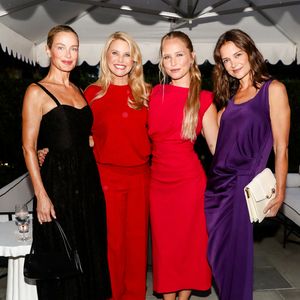 Mais le véritable coup de génie de ce look réside à ses pieds. Car Katie Holmes a misé sur des ballerines à talons et bouts carrés d'un rouge éclatant, issues de la collection automne-hiver 2026 du créateur new-yorkais.

 Carolyn Murphy, Christie Brinkley, Sailor Brinkley-Cook, Katie Holmes- Le créateur Michael Kors a célébré son 45e anniversaire lors d'un événement spécial organisé à The Hedges, à East Hampton. © Backgrid USA / Bestimage