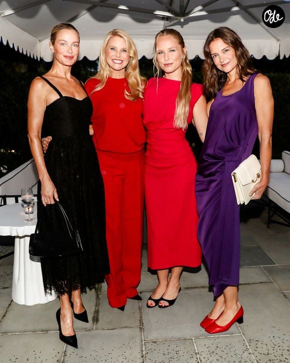 Mais le véritable coup de génie de ce look réside à ses pieds. Car Katie Holmes a misé sur des ballerines à talons et bouts carrés d'un rouge éclatant, issues de la collection automne-hiver 2026 du créateur new-yorkais.

 Carolyn Murphy, Christie Brinkley, Sailor Brinkley-Cook, Katie Holmes- Le créateur Michael Kors a célébré son 45e anniversaire lors d'un événement spécial organisé à The Hedges, à East Hampton. © Backgrid USA / Bestimage