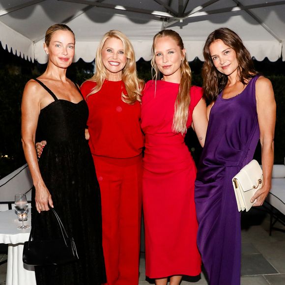 Mais le véritable coup de génie de ce look réside à ses pieds. Car Katie Holmes a misé sur des ballerines à talons et bouts carrés d'un rouge éclatant, issues de la collection automne-hiver 2026 du créateur new-yorkais.

 Carolyn Murphy, Christie Brinkley, Sailor Brinkley-Cook, Katie Holmes- Le créateur Michael Kors a célébré son 45e anniversaire lors d'un événement spécial organisé à The Hedges, à East Hampton. © Backgrid USA / Bestimage