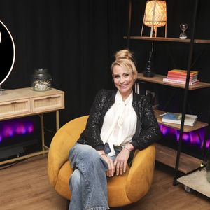 "On est partis, puis j'ai emmené mes enfants et mon mari plus loin, en me disant que c'était plus loin des points stratégiques", a-t-elle d'abord confié.

Exclusif - Rendez-vous avec Elodie Gossuin dans les locaux de Purepeople à Levallois-Perret le 29 novembre 2024 - © Jack Tribeca / Bestimage