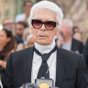 Anne Hidalgo remet la médaille Vermeil de la Ville de Paris à Karl Lagerfeld, à l'issue du défilé de mode Haute-Couture automne-hiver 2017/2018 au Grand Palais à Paris, le 4 juillet 2017.
© Olivier Borde / Bestimage