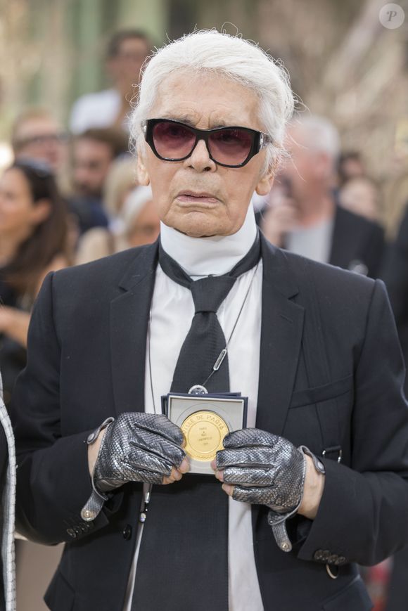 Anne Hidalgo remet la médaille Vermeil de la Ville de Paris à Karl Lagerfeld, à l'issue du défilé de mode Haute-Couture automne-hiver 2017/2018 au Grand Palais à Paris, le 4 juillet 2017.

© Olivier Borde / Bestimage