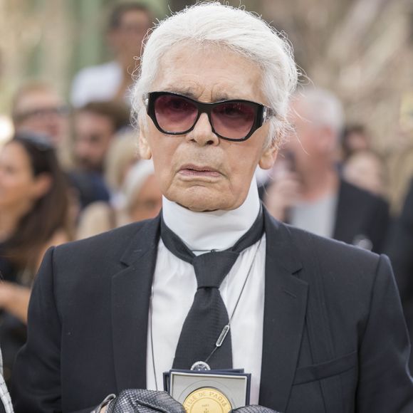 Anne Hidalgo remet la médaille Vermeil de la Ville de Paris à Karl Lagerfeld, à l'issue du défilé de mode Haute-Couture automne-hiver 2017/2018 au Grand Palais à Paris, le 4 juillet 2017.

© Olivier Borde / Bestimage
