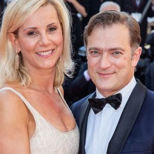 Suite à son divorce avec celui qui présentait le JT de TF1, la jolie blonde de 58 ans est tombée amoureuse du violoniste Renaud Capuçon avec lequel elle s'est mariée en 2009. 

Laurence Ferrari et son mari renaud Capuçon - Montée des marches du film « Benedetta » lors du 74ème Festival International du Film de Cannes.