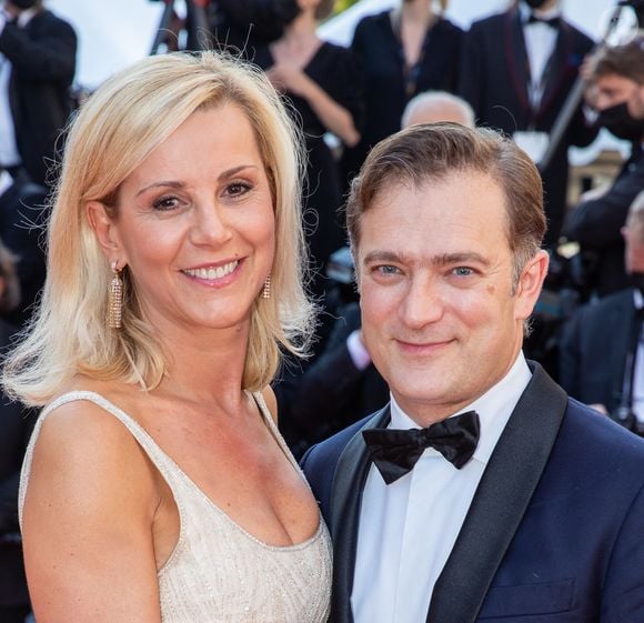 Suite à son divorce avec celui qui présentait le JT de TF1, la jolie blonde de 58 ans est tombée amoureuse du violoniste Renaud Capuçon avec lequel elle s'est mariée en 2009. 

Laurence Ferrari et son mari renaud Capuçon - Montée des marches du film « Benedetta » lors du 74ème Festival International du Film de Cannes.