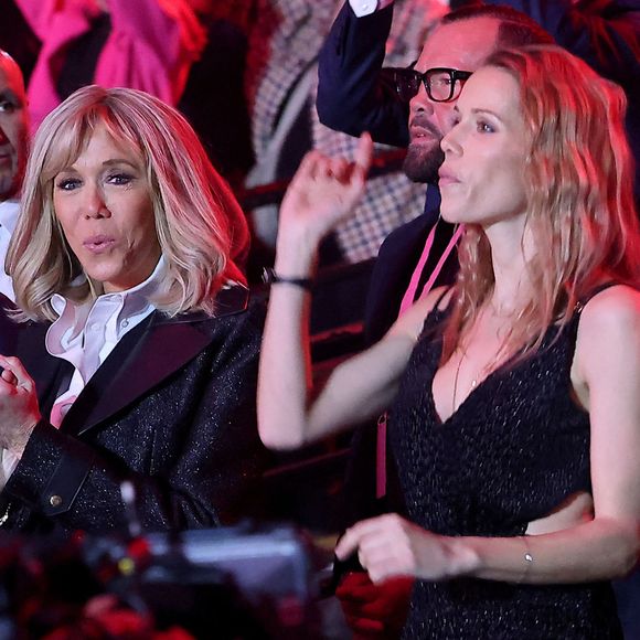 Qu'a pensé Brigitte Macron

Exclusif - Brigitte Macron, sa fille Tiphaine Auzière - Personnalités lors de l'enregistrement de l'émission "Le gala des Pièces Jaunes, le concert événement" au Zenith de Paris 
© Dominique Jacovides / Bestimage