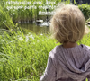 On y découvre l'enfant marchant d'un pas curieux dans de hautes herbes verdoyantes, en direction d'un petit bassin baigné par la lumière du soleil. Vêtue d'un adorable petit ensemble en maille côtelée, la fillette semble en pleine exploration, totalement fascinée par la nature qui l'entoure. 

Sonia Mabrouk partage une rare photo de sa fille Soraya.