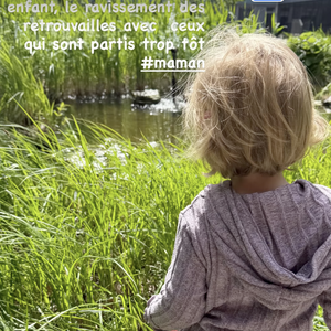 On y découvre l'enfant marchant d'un pas curieux dans de hautes herbes verdoyantes, en direction d'un petit bassin baigné par la lumière du soleil. Vêtue d'un adorable petit ensemble en maille côtelée, la fillette semble en pleine exploration, totalement fascinée par la nature qui l'entoure. 

Sonia Mabrouk partage une rare photo de sa fille Soraya.