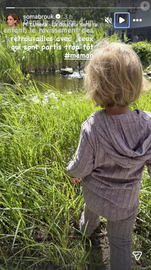 On y découvre l'enfant marchant d'un pas curieux dans de hautes herbes verdoyantes, en direction d'un petit bassin baigné par la lumière du soleil. Vêtue d'un adorable petit ensemble en maille côtelée, la fillette semble en pleine exploration, totalement fascinée par la nature qui l'entoure. 

Sonia Mabrouk partage une rare photo de sa fille Soraya.